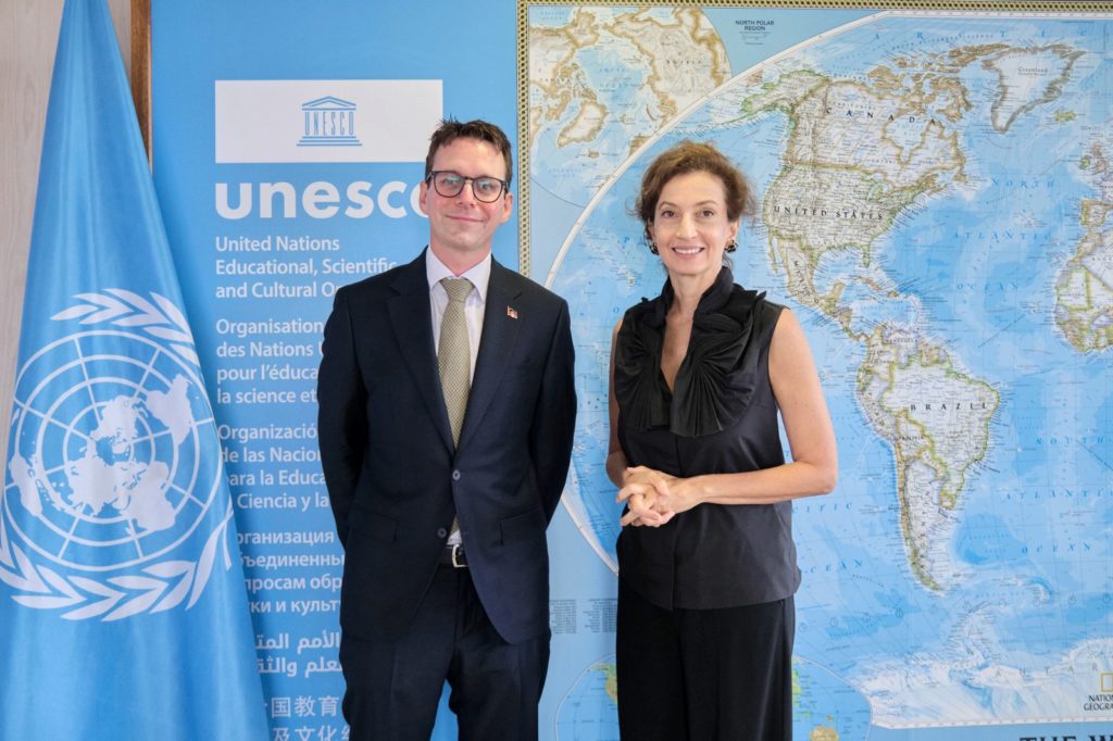 Timothée Bauer (Antigua-et-Barbuda) et Audrey Azoulay, UNESCO